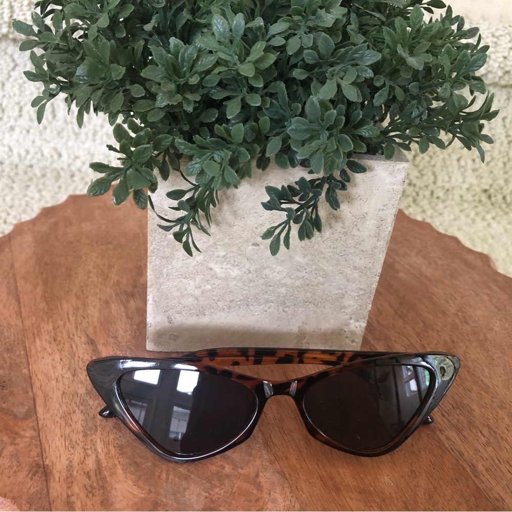 🕶️ Women’s Tortoise Shell Brown Color Cat-Eye Sunglasses. - Picture 7 of 14